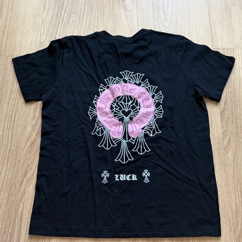Black Graphic Tee with Pink Horseshoe Back Print size M new